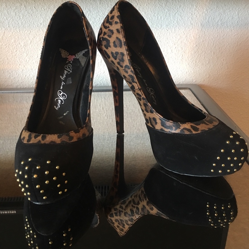 Leopard print stilettos. Penny loves Kenny.